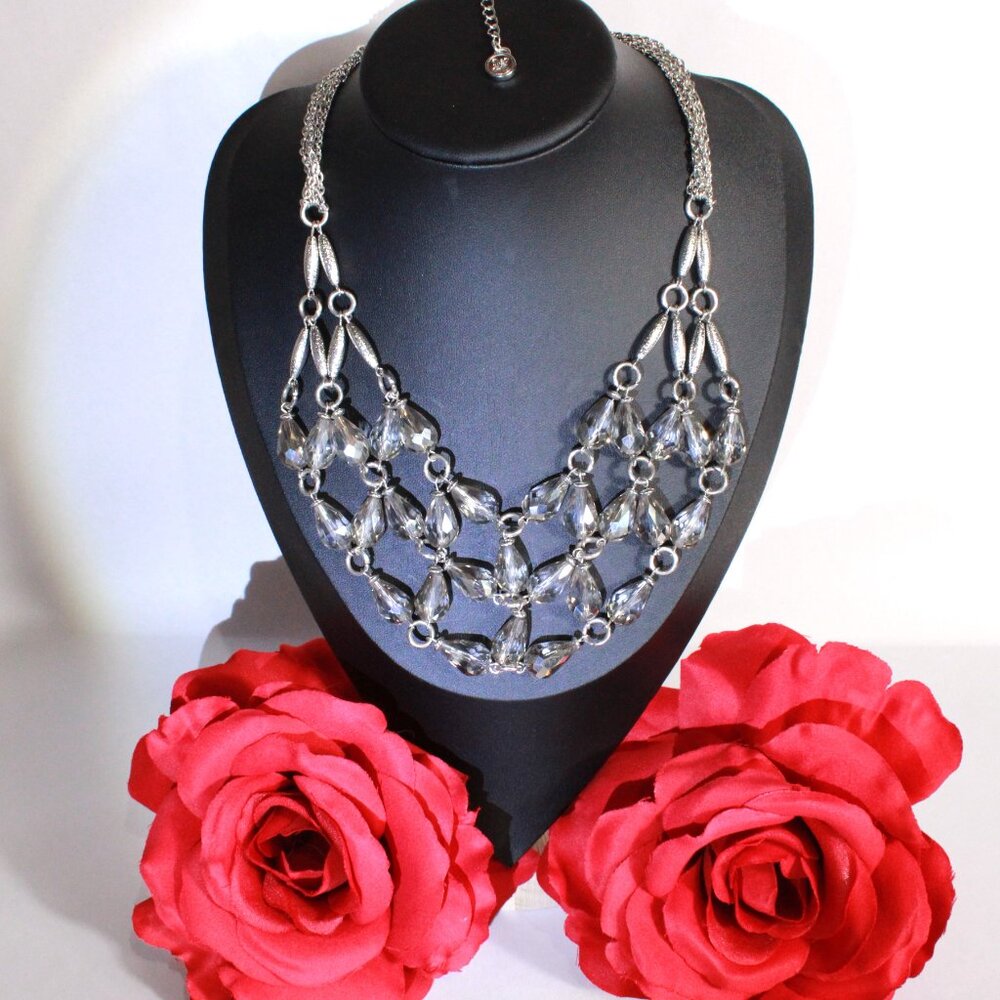 Vintage Simply VERA Wang silver tone gray teardrop crystal bib necklace.